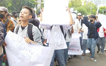 Aksi Demo di Depan KPU RI Diwarnai Intimidasi dan Pelemparan Botol