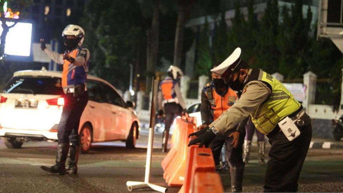 Traffic Jams At The Horse Statue Of Central Jakarta, Transjakarta Diverts The Bus Route Due To Demonstrations