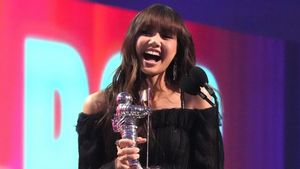 Lisa Dapat Penghargaan Pertama untuk <i>Rockstar</i> di MTV VMAs 2024