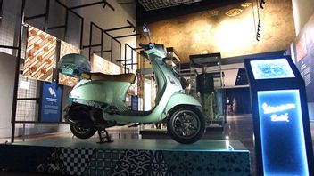 印尼皮亚乔在印尼蜡染博物馆展示蜡染Vespa,文化名誉