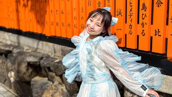 Etenia Croft在音乐视频《I Happy》中呈现了樱花国的色彩