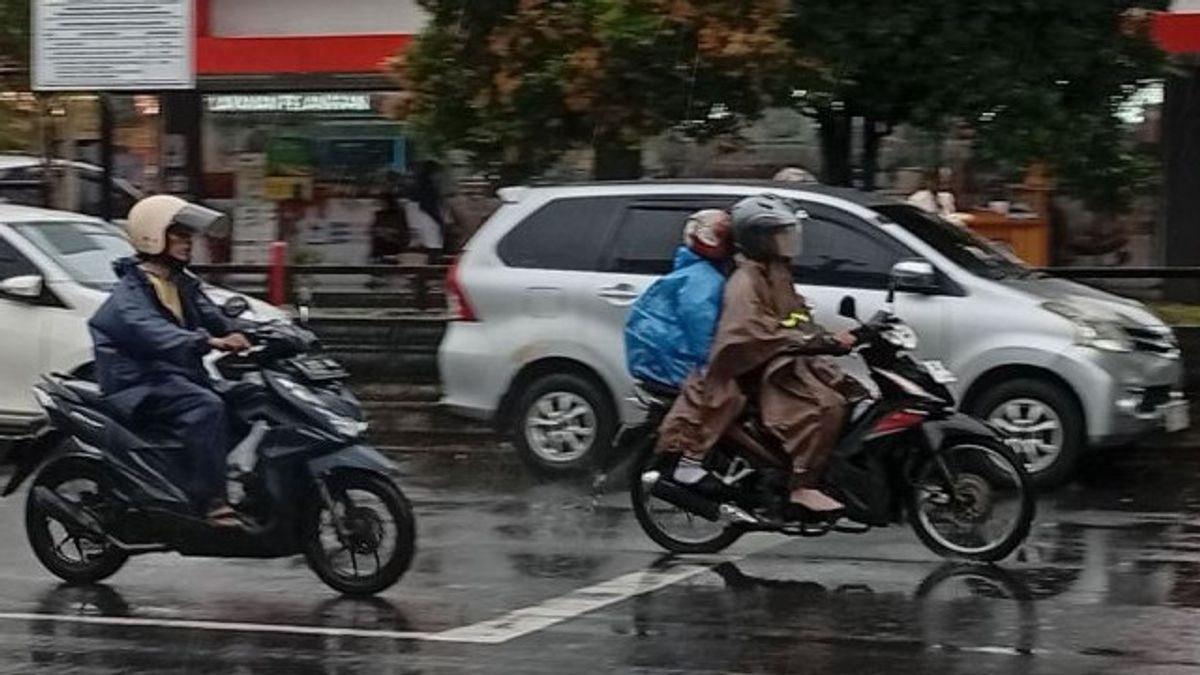 BMKGは、多くの主要都市で雷を伴う大雨を警告します