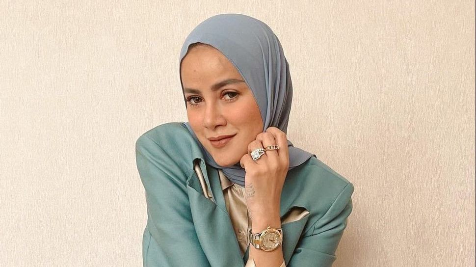 Neelofa on sale swarovski watch