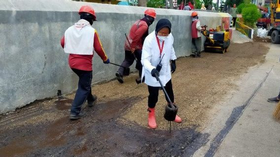 Dua Bulan Lagi Tidak Jadi Wali Kota, Risma Sibuk <i>Ngaspal</i> Jalan