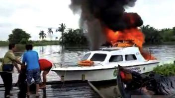 Perahu Angkut 14 Tenaga Puskesmas Terbakar di Perairan Tapin Kalsel