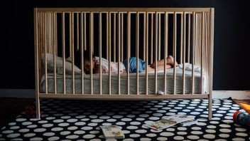 نصائح لتعليم الأطفال الصغار النوم بمفردهم ، يمكنك البدء بوضع طفلك الصغير للنوم في سرير الأطفال