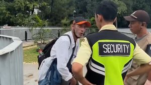 Dalih “Cuaca Panas dan Gatal”, WNA Pamer Alat Vital di Taman Blok M