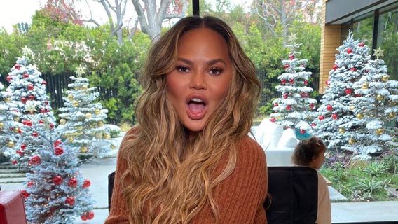 Chrissy Teigen Histeris Akun Twitter-nya Diikuti Joe Biden