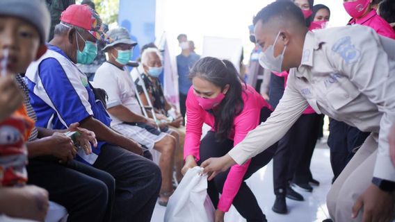 Rob Flood Victims In Semarang Receive Aid From Central Bhayangkari Women