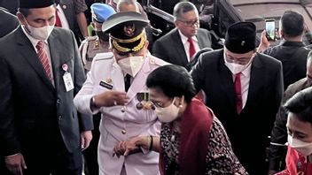 Carrying Batik, Megawati Soekarnoputri's Hand Was Cooperated When Presented With The Inauguration Of The Mayor Of Semarang Hevearita Gunaryanti