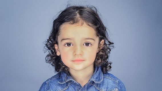 母親、子供の乾燥目のリスクを減らすためにガジェットを見る時間を制限する