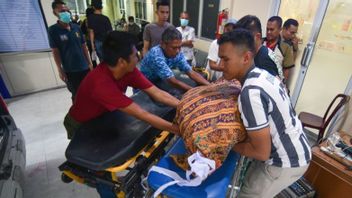 国家警察仍在识别西苏门答腊地区洪水受害者中的数十具尸体