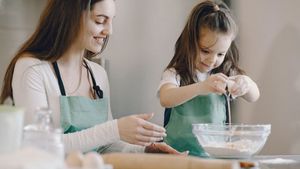 5 Manfaat Bunda Mengajak Anak Membuat Kue Natal; dari Belajar Matematika hingga Motorik Halus Si Kecil