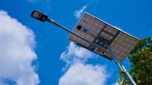 エネルギー鉱物資源省、マドゥラ州スメネップ地方を照らすために55個の太陽光発電ランプを引き渡す