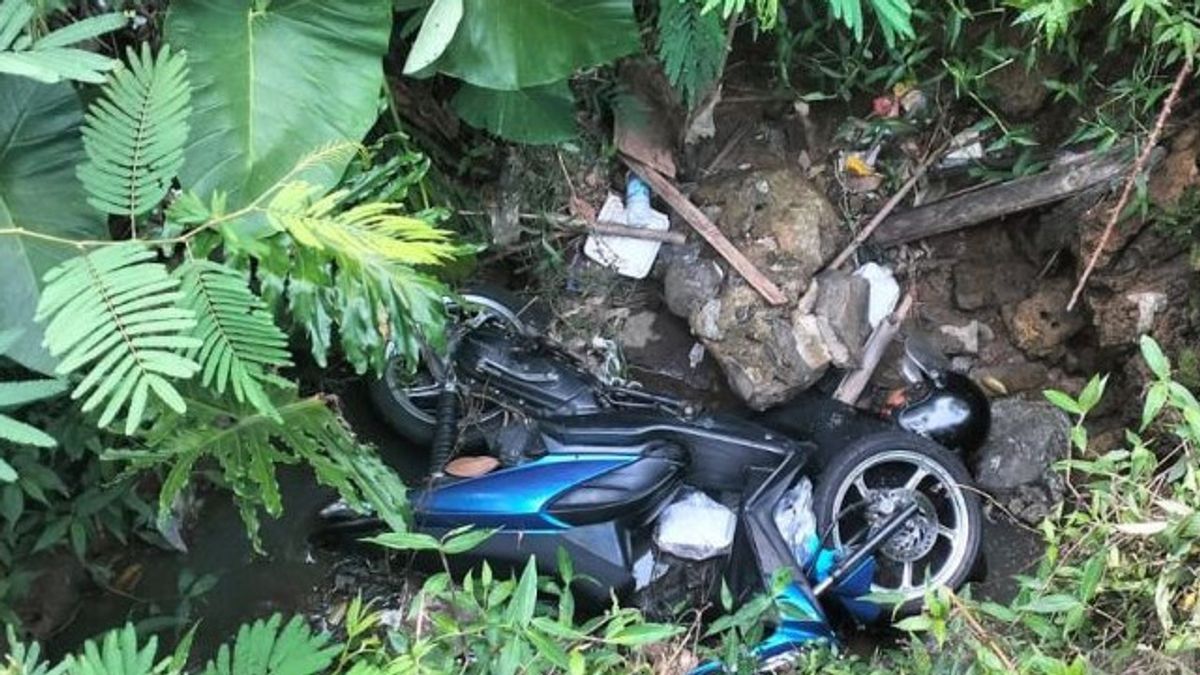 ゲゲル、スカブミの住民は溝でバイクで最も強烈な女性の遺体を発見しました