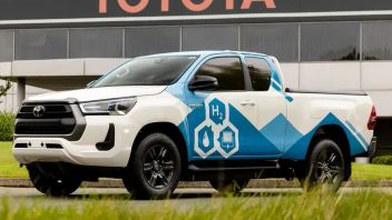 Hydrogen Fueled Toyota Hilux Presented In England