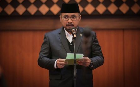 Menag Yaqut Terbitkan Surat Edaran, Warga Zona Merah COVID Ibadahnya di Rumah Saja