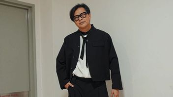 Armand Maulana Merekam Vokal untuk EP <i>Sarwa Renjana</i> di Rumah