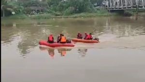 Teenagers In Tangerang Jump Into The Cisadane River, After Being Chased By Gangsters