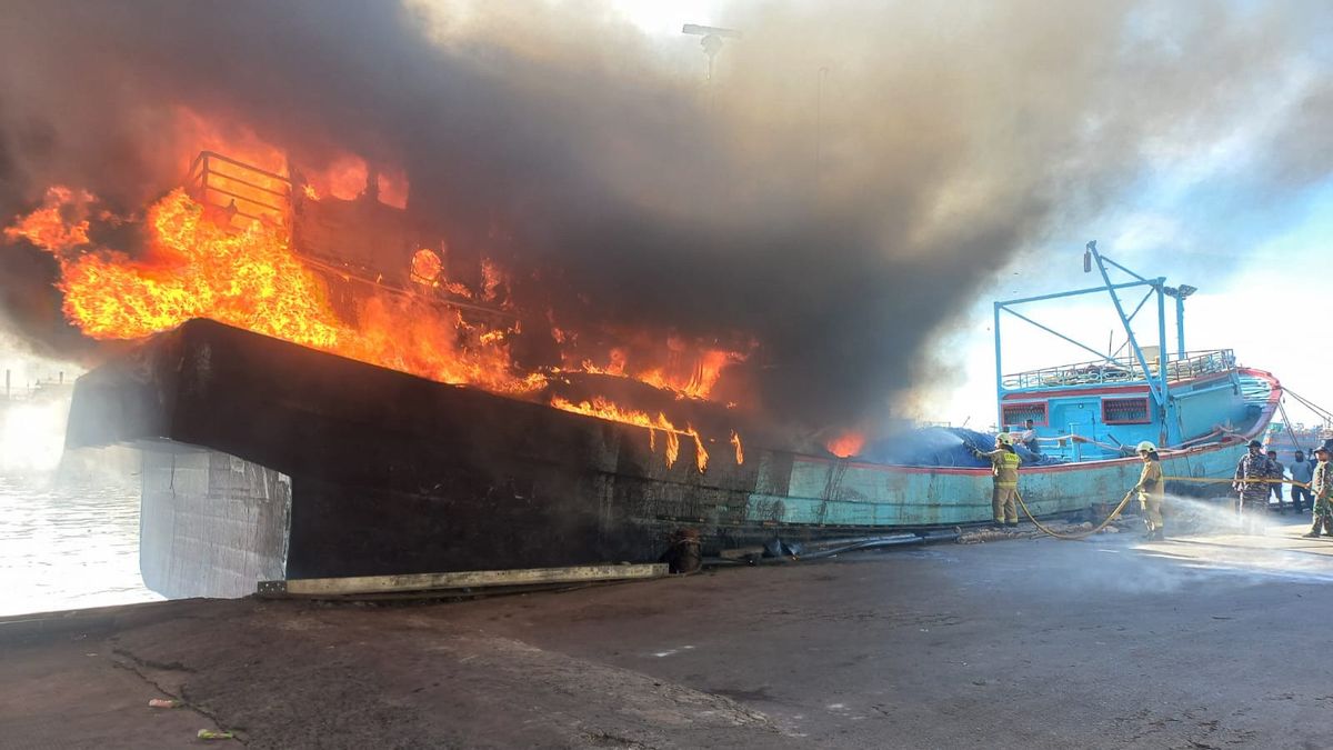 Two Fishing Boats At East Pier Penjaringan Jakut Caught Fire