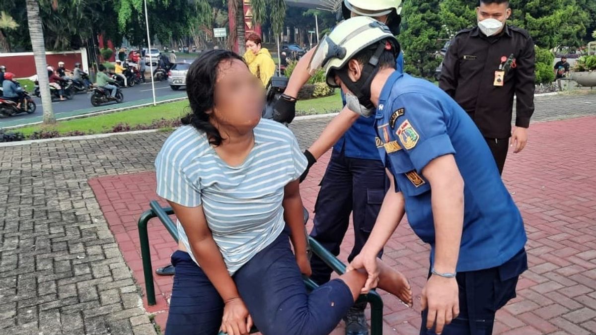 Woman Suspected Of ODGJ, Her Legs Pinched By An Iron Bench In The Park, Firefighters Come To Give Help