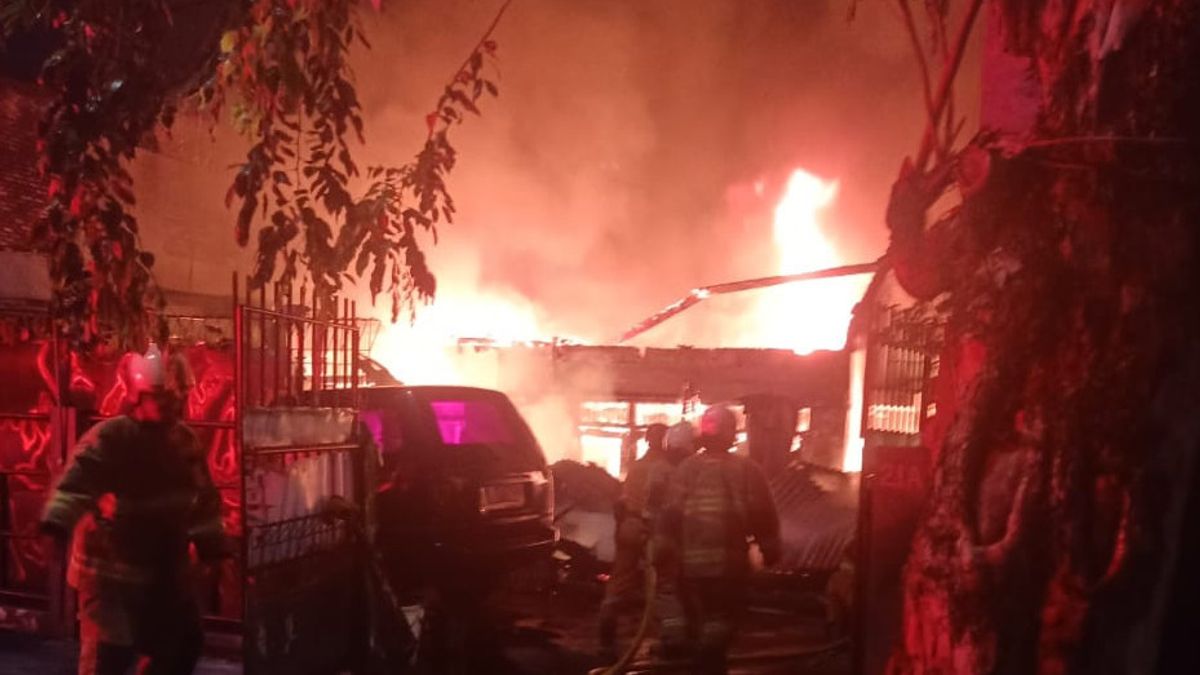Korsleting Listrik, Satu Rumah Permanen di Sawah Besar Hangus Terbakar Api