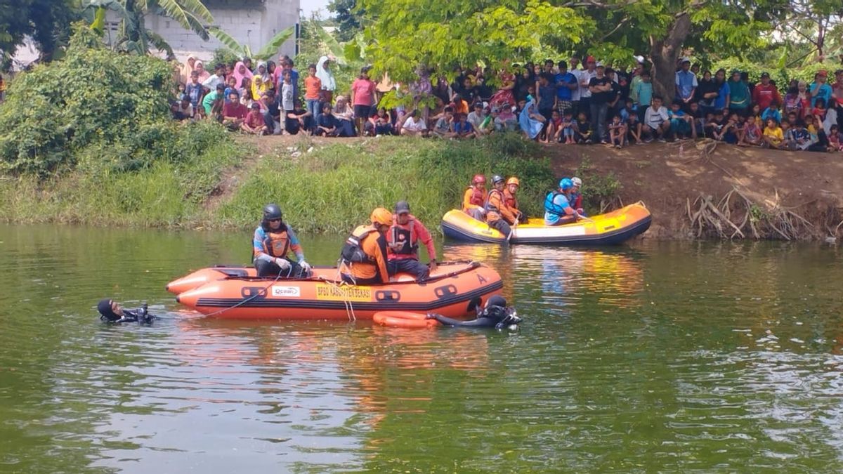 غرق في بحيرة WTP Cibitung ، لا يزال طفل يبلغ من العمر 14 عاما يبحث عن فريق البحث والإنقاذ