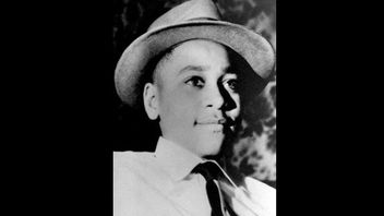 埃米特 · 蒂尔是一个黑人男孩， 他因涉嫌与白人妇女调情而被折磨致死