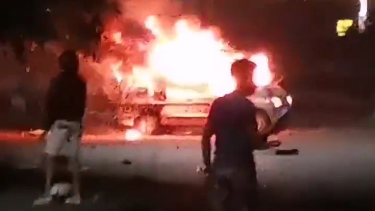 一个暴徒阻止贾兰 · 佩塔拉尼 · 马卡萨尔与居民发生冲突， 一辆车被放火烧