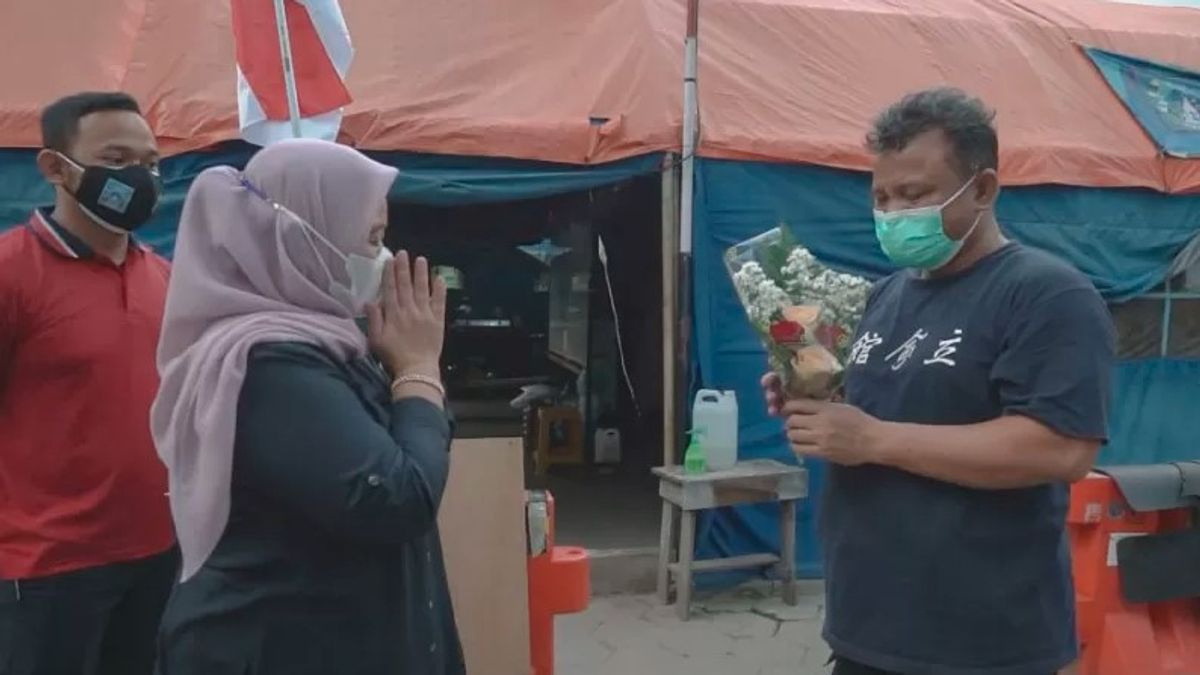 Kabar Sleman Hari Ini: Bupati Beri Bunga "Tanda Tresna" Untuk Tim Dekontaminasi