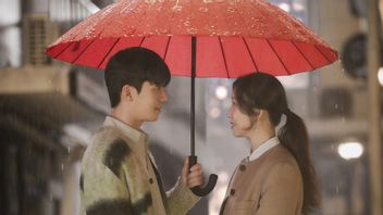 Kala Wi Ha Joon Mengejar Cinta Jung Ryeo Won di <i>Midnight Romance in Hagwon</i>