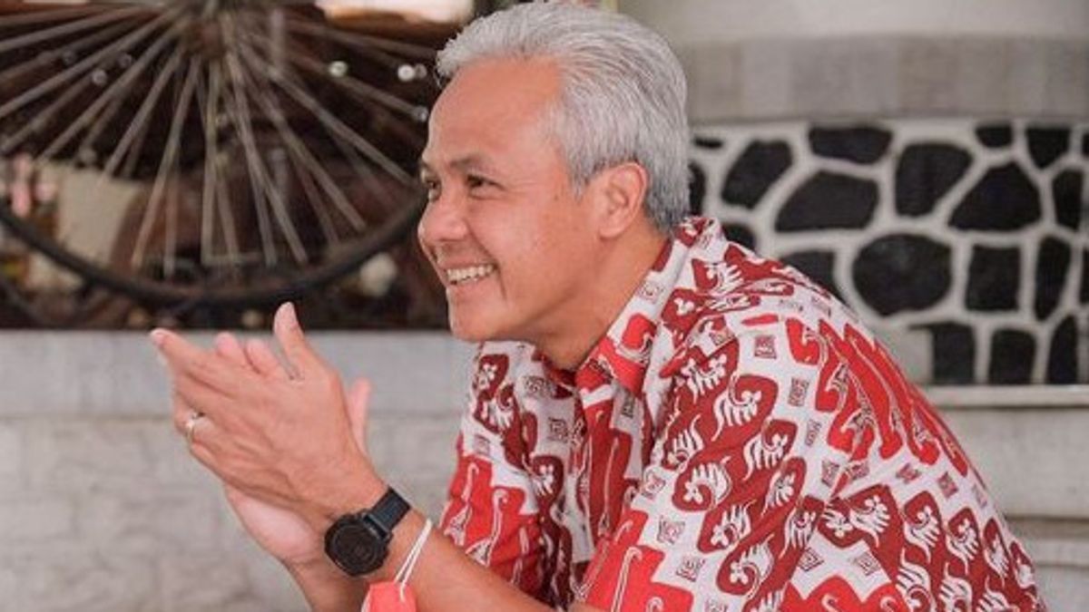 Ganjar Pranowo Helps Islamic Boarding Schools Enjoy PLTS