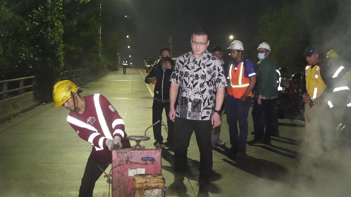 Sidak Jalan Flyover Jembatan Dua Rusak, Anggota DPRD DKI Kenneth: Berbahaya Sekali Bagi Pengendara 