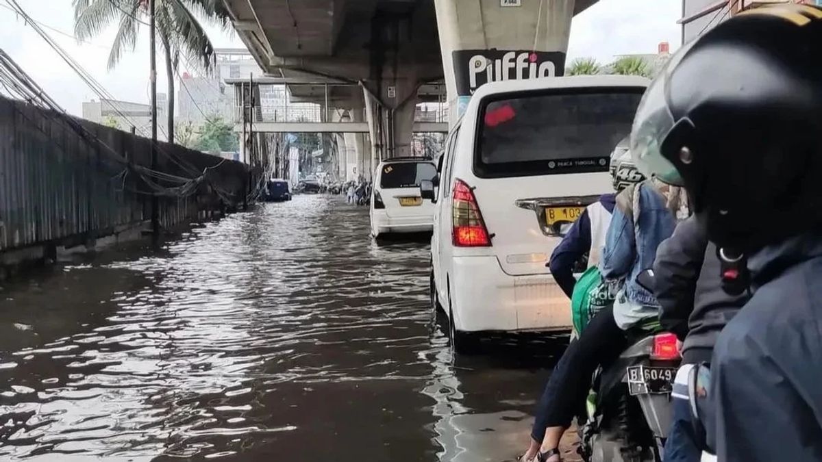 حتى بعد ظهر اليوم ، لا تزال المياه تغمرها المياه أربعة RTs في غرب جاكرتا