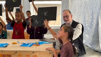 ガザの何十万人もの子どもが教育を受けられず、スウェーデン財団は400校の学校を建設する計画