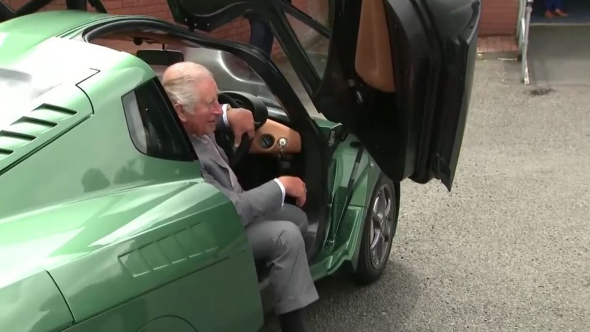 環境に優しい自動車を支援、チャールズ皇太子が水素自動車工場を訪問 