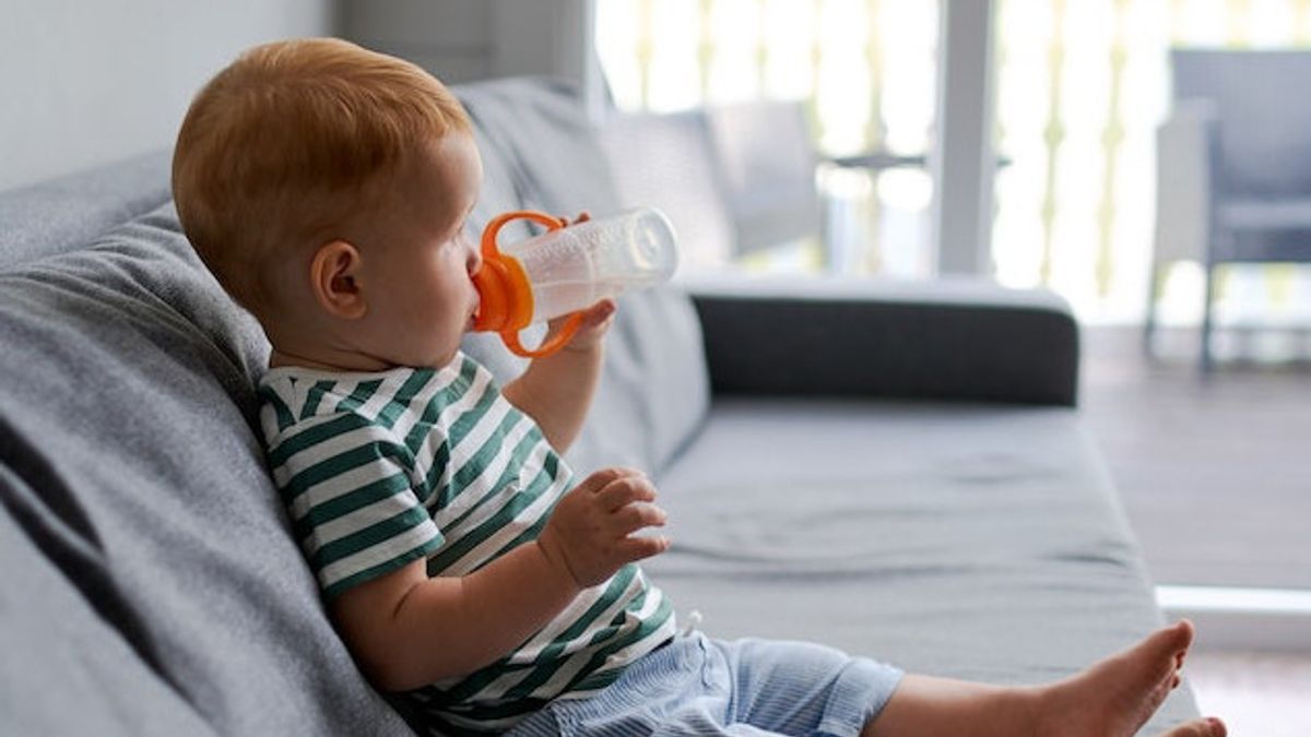 كيفية التعامل مع الأطفال الذين يجدون صعوبة في شرب الماء الأبيض وعدد الاحتياجات يوميا