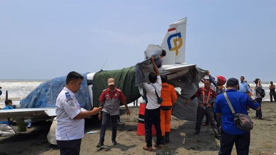 急救着陆训练飞机在Cemara Sewu Cilacap海滩