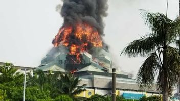 ジャカルタ・イスラミック・センター・モスクのドーム火災を消火するためにまだ苦労している将校