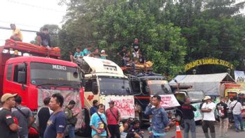احتجاجات العمل التجريبي ترفض الحظر المفروض على ODOL، سائق في شاحنة وقوف السيارات تيمانجونغ في محطة حافلات مادورو