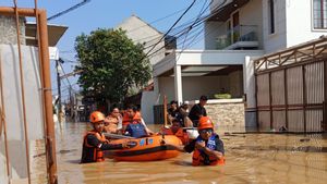 Korban Banjir di Kramat Jati Dievakuasi ke Tujuh Posko Pengungsian