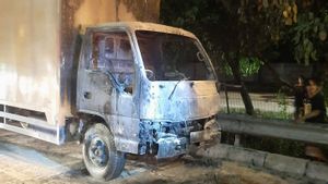 Terjadi Korsleting Listrik Pada Mesin, Mobil Boks Hangus Terbakar di KM 33 Cipayung Arah Kampung Rambutan