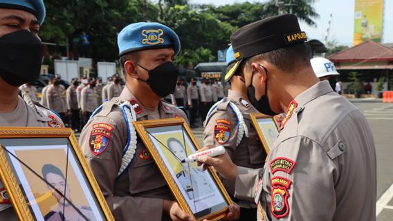 طرد أربعة من رجال الشرطة في تانجيرانغ: متورطون في المخدرات ولا يدخلون 30 يوما متتاليا