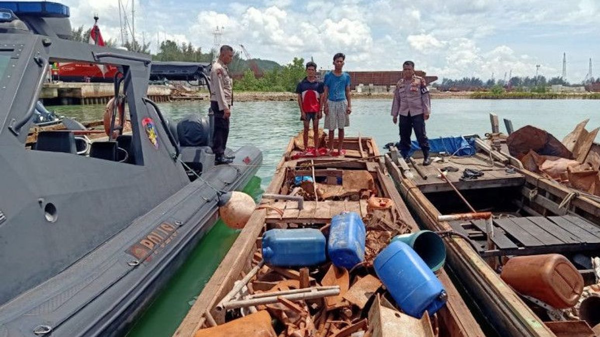 7 قراصنة 1.8 طن من الحديد المستعمل المحمل بالمراكب في مياه باتام
