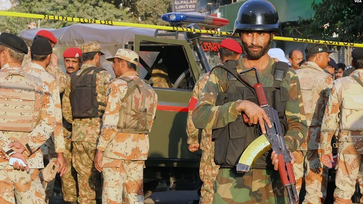 باكستان - قبل الانتخابات، قتل 10 أشخاص نتيجة لهجوم شنته جماعات متشددة على مركز الشرطة في باكستان