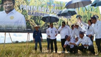 Gelar Panen Raya di Kolaka Timur, Mentan Syahrul Apresiasi Keberhasilan Peningkatan Produksi Petani Padi