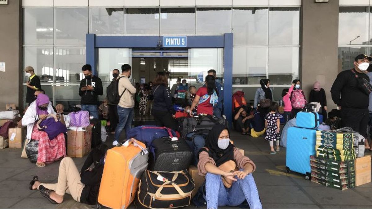 Homecoming Flow, Passengers At Pulo Gebang Terminal Experience A 30 Percent Increase