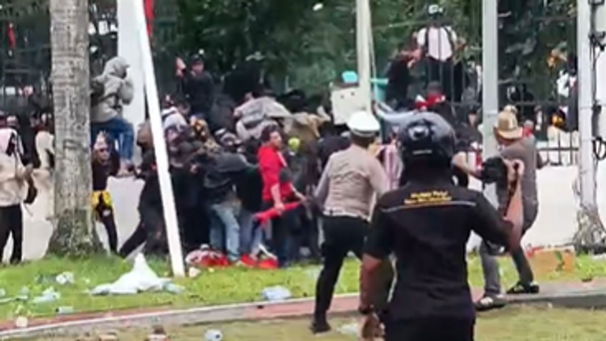 Usai Jebol Pagar Gedung DPR, Massa Berlarian Masuk ke Halaman Namun Dihalau Petugas Gabungan