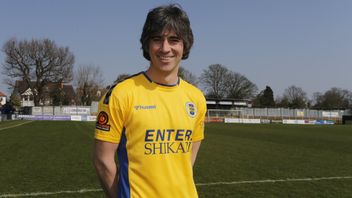 高朗·达纳（Galang Dana）为乌克兰，乐队贝斯手进入Shikari在35岁时在足球中首次亮相