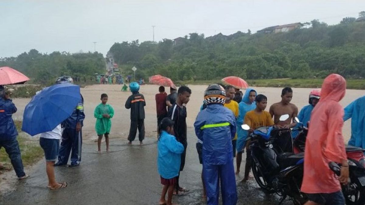 Luapan Air Sungai Membanjiri Jalan Utama di Maluku Tengah, Kendaraan Tak Bisa Melintas